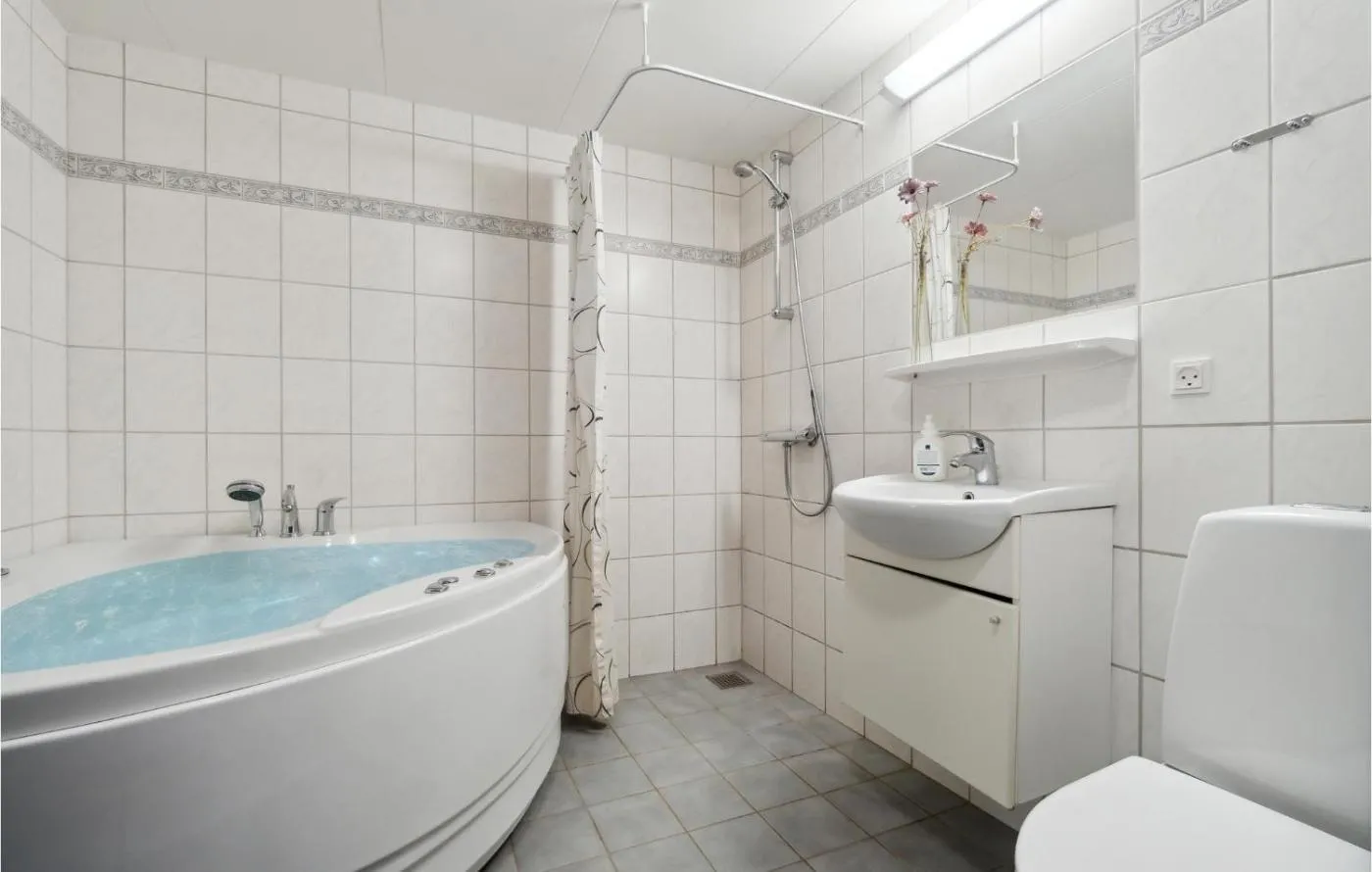 Stunning Apartment In Allinge Bornholm med Jacuzzi